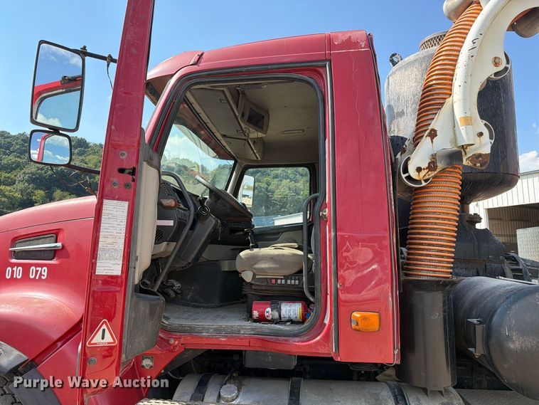 image for item FC3331 2006 Volvo VHD vacuum truck