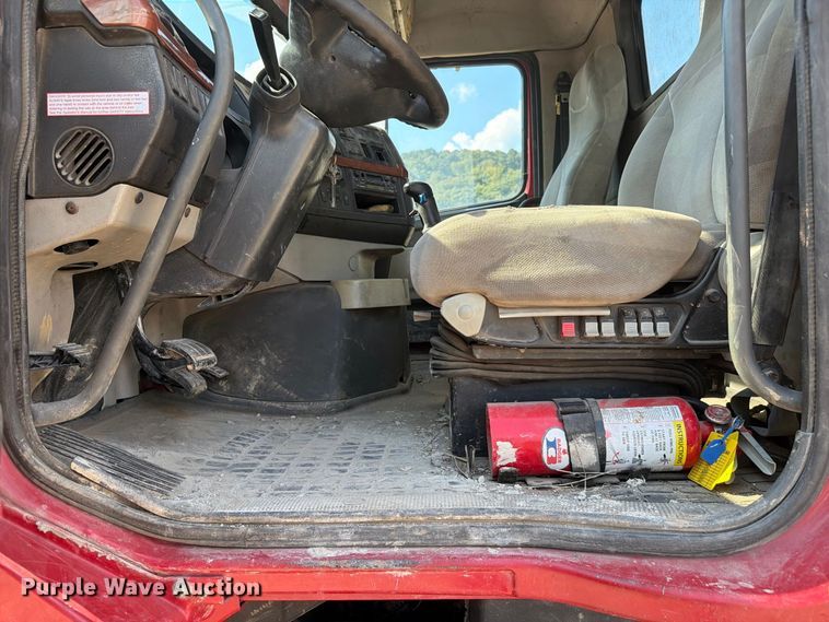 image for item FC3331 2006 Volvo VHD vacuum truck