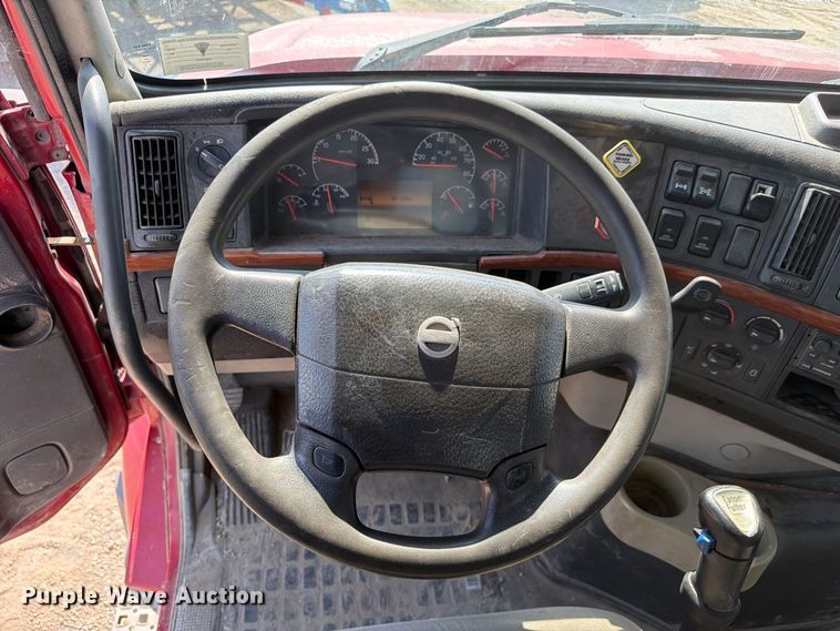 image for item FC3331 2006 Volvo VHD vacuum truck