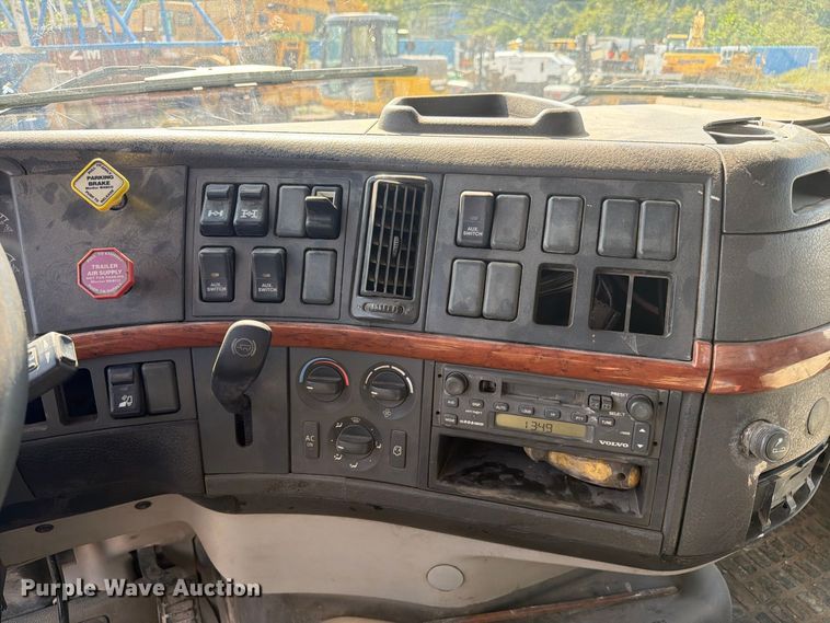 image for item FC3331 2006 Volvo VHD vacuum truck