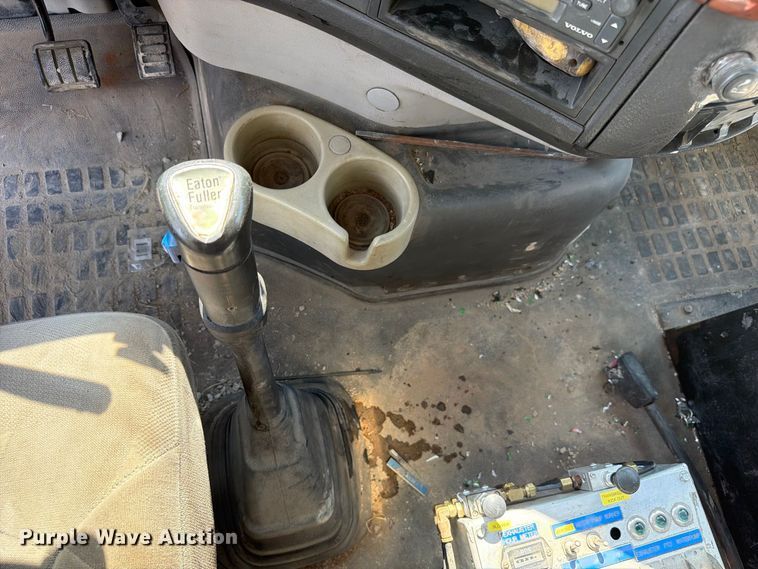 image for item FC3331 2006 Volvo VHD vacuum truck