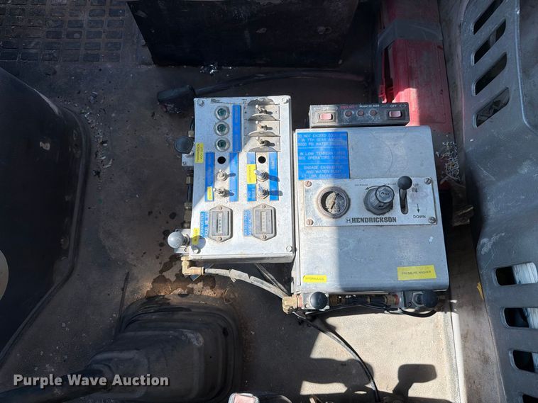 image for item FC3331 2006 Volvo VHD vacuum truck