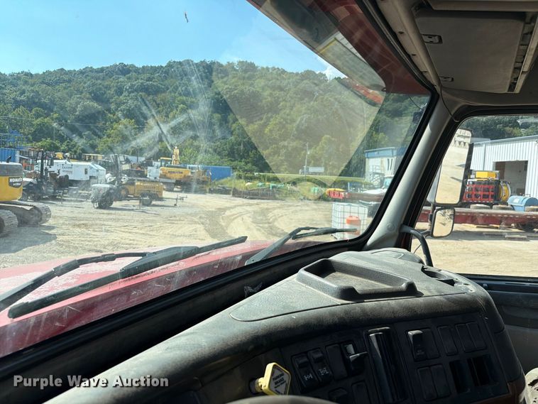 image for item FC3331 2006 Volvo VHD vacuum truck