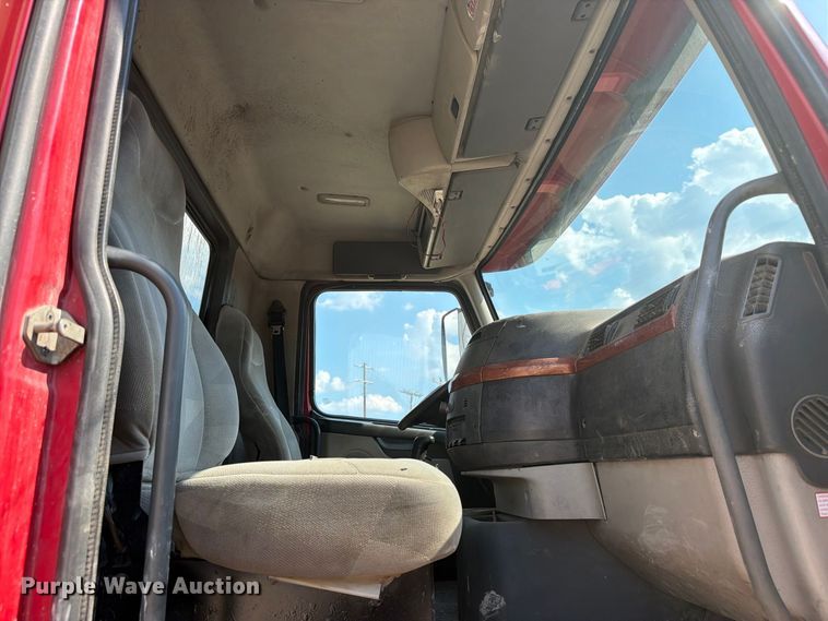 image for item FC3331 2006 Volvo VHD vacuum truck