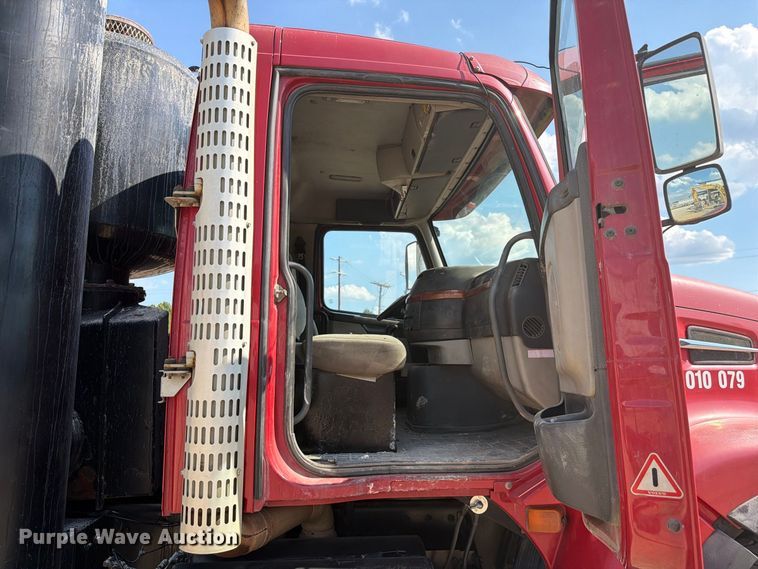 image for item FC3331 2006 Volvo VHD vacuum truck