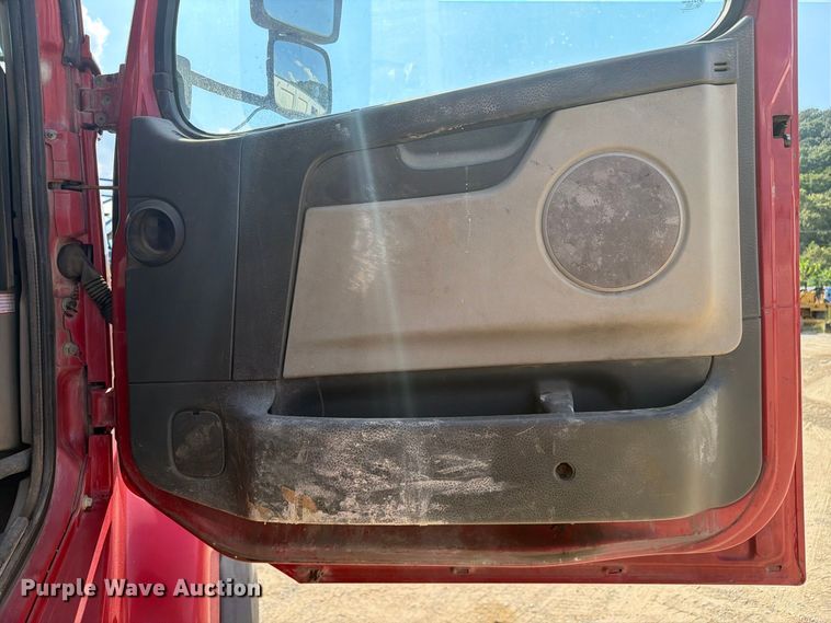 image for item FC3331 2006 Volvo VHD vacuum truck
