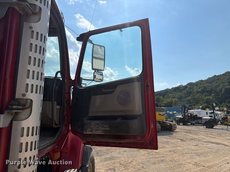 image for item FC3331 2006 Volvo VHD vacuum truck