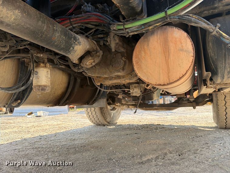 image for item FC3331 2006 Volvo VHD vacuum truck