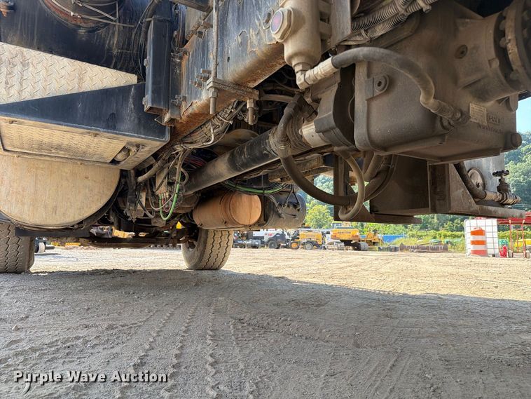 image for item FC3331 2006 Volvo VHD vacuum truck