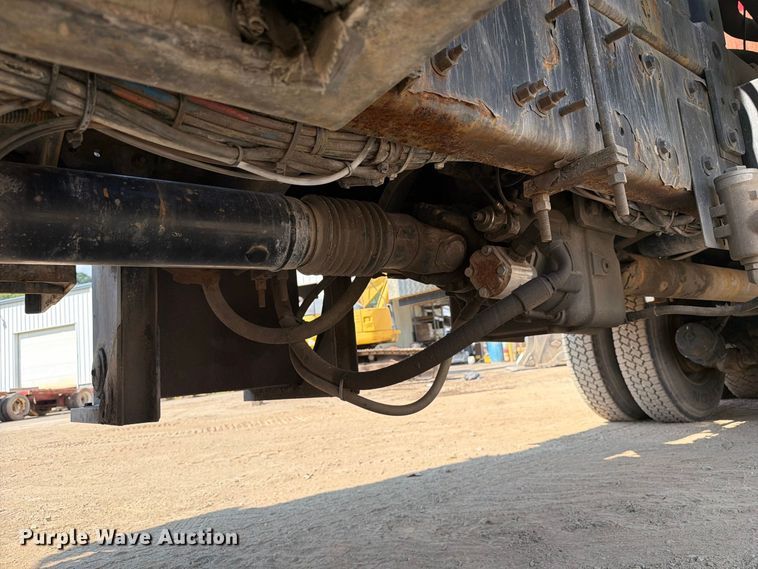 image for item FC3331 2006 Volvo VHD vacuum truck