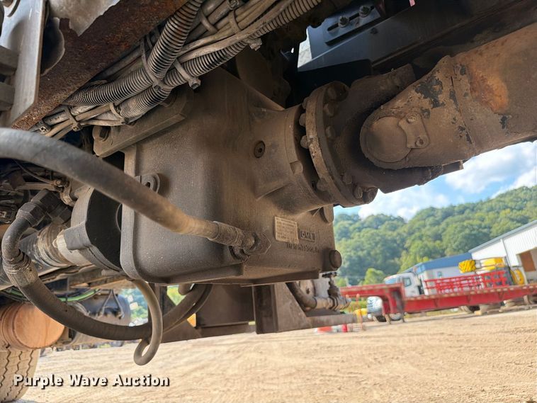 image for item FC3331 2006 Volvo VHD vacuum truck