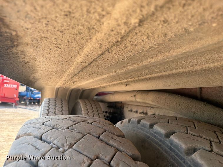 image for item FC3331 2006 Volvo VHD vacuum truck