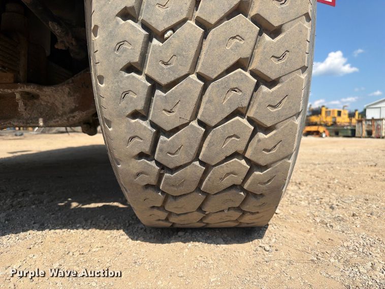 image for item FC3331 2006 Volvo VHD vacuum truck