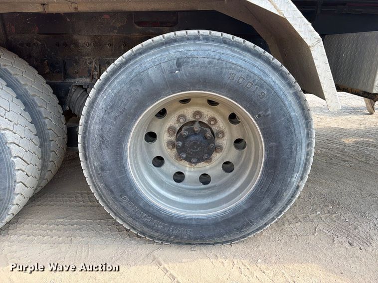 image for item FC3331 2006 Volvo VHD vacuum truck