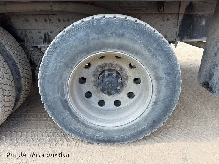 image for item FC3331 2006 Volvo VHD vacuum truck
