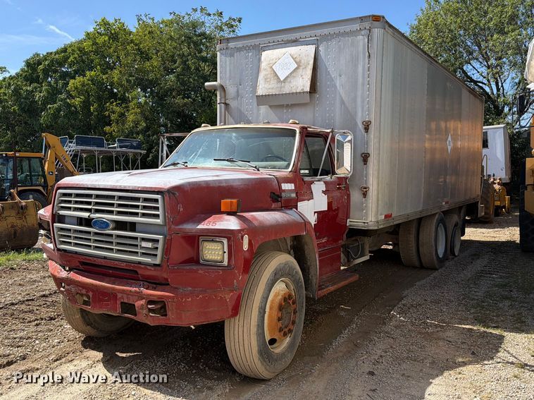 1985 Ford F700 fuel / lube truck