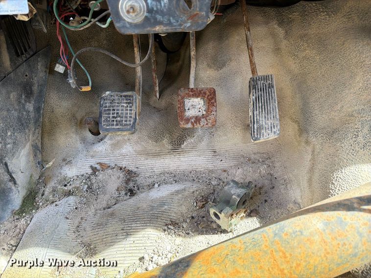 image for item FC3377 1985 Ford F700 fuel / lube truck