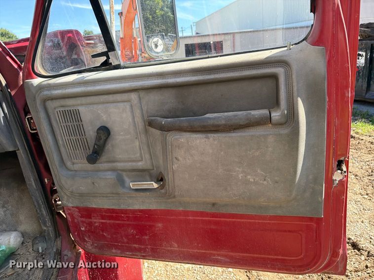 image for item FC3377 1985 Ford F700 fuel / lube truck