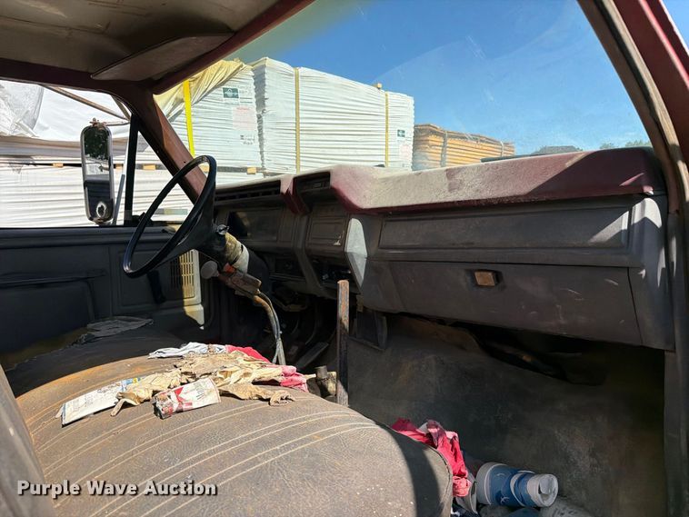 image for item FC3377 1985 Ford F700 fuel / lube truck