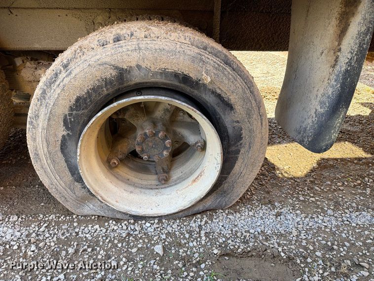 image for item FC3377 1985 Ford F700 fuel / lube truck