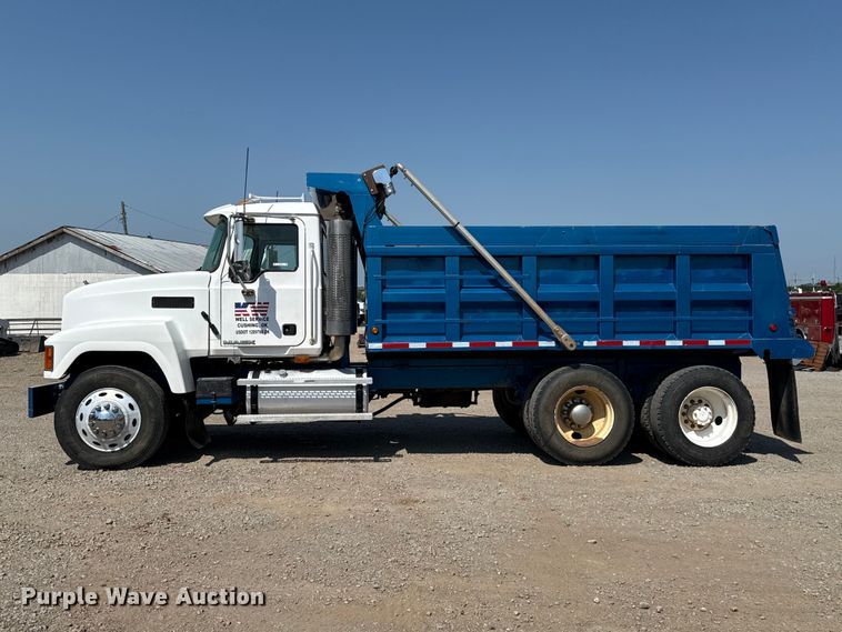 image for item FC4035 2006 Mack CHN613 dump truck