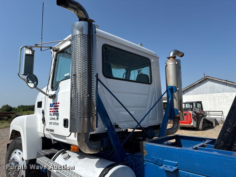 image for item FC4035 2006 Mack CHN613 dump truck
