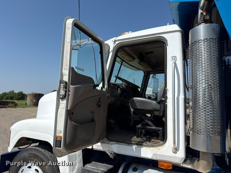 image for item FC4035 2006 Mack CHN613 dump truck