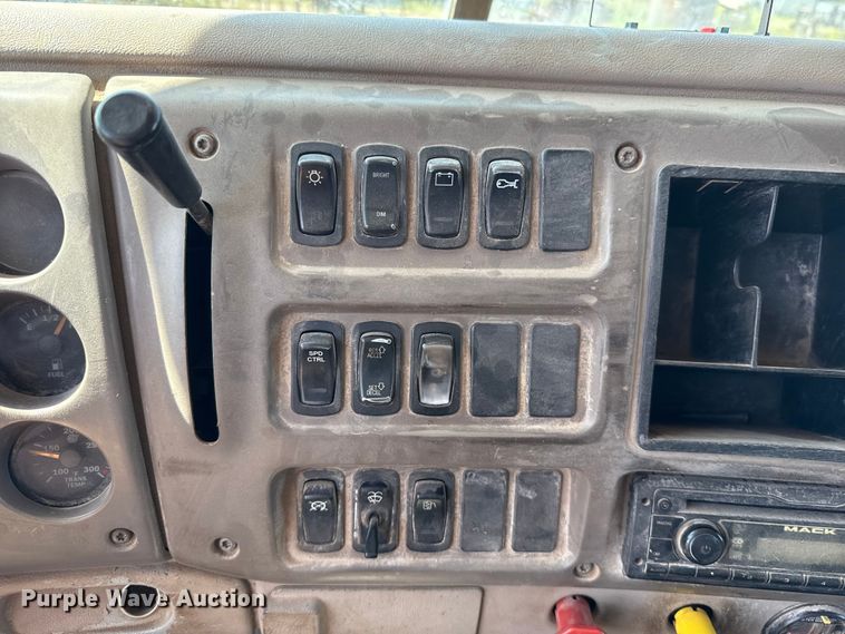 image for item FC4035 2006 Mack CHN613 dump truck