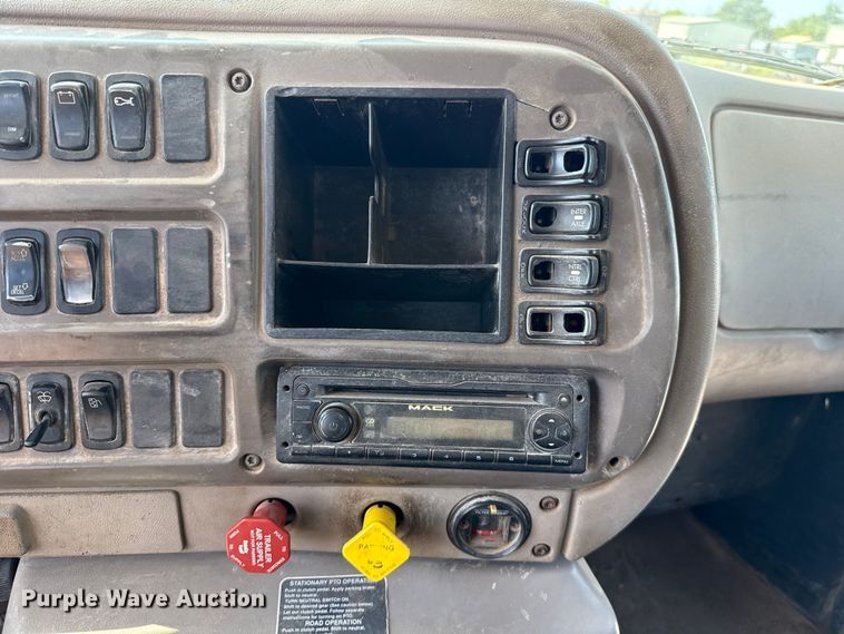 image for item FC4035 2006 Mack CHN613 dump truck