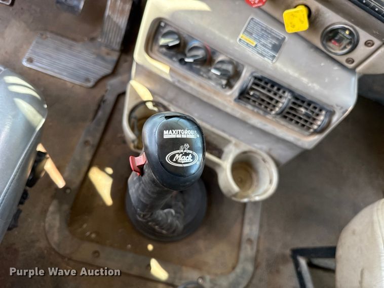 image for item FC4035 2006 Mack CHN613 dump truck