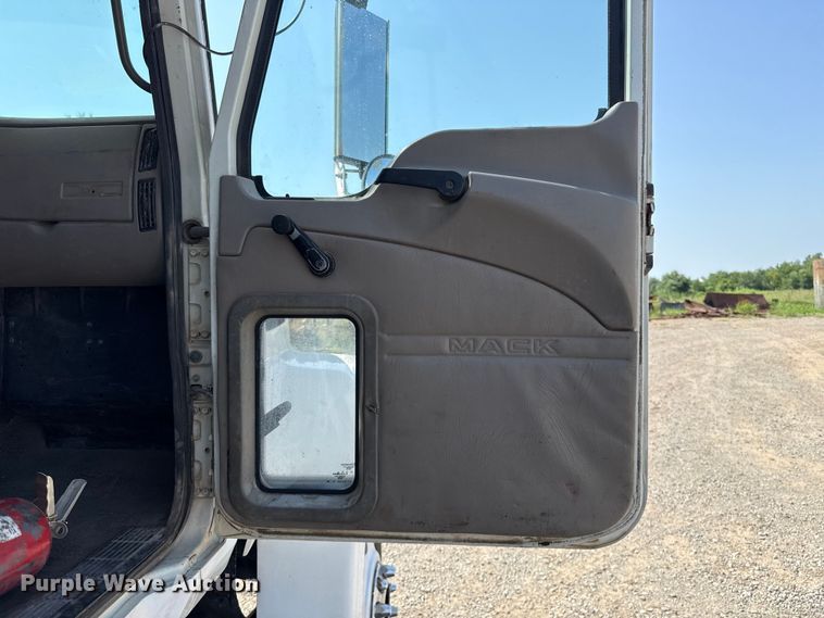 image for item FC4035 2006 Mack CHN613 dump truck