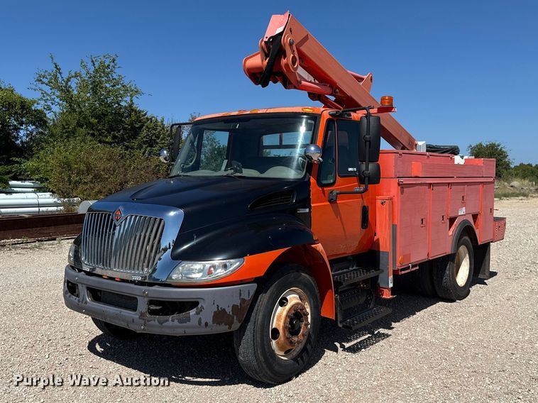 2010 International DuraStar 4300 bucket truck