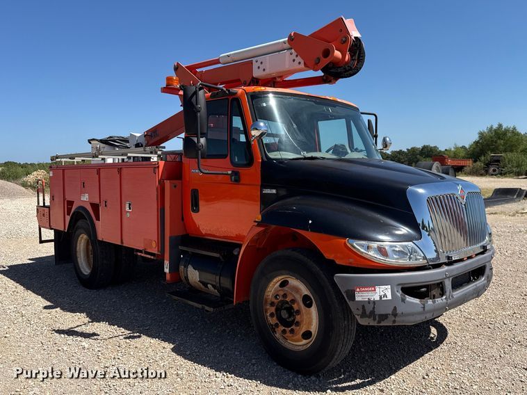 image for item FC4348 2010 International DuraStar 4300 bucket truck