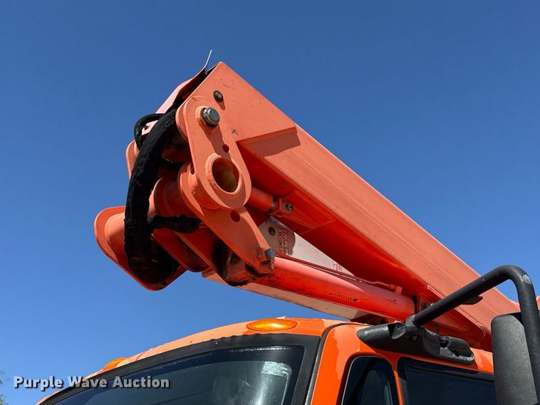 image for item FC4348 2010 International DuraStar 4300 bucket truck