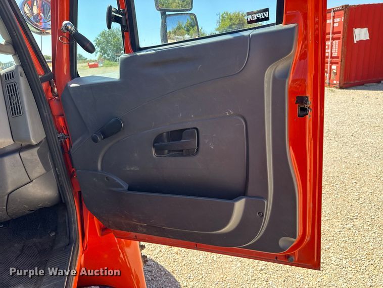 image for item FC4348 2010 International DuraStar 4300 bucket truck
