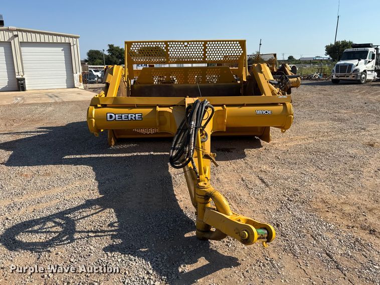 image for item FC4374 John Deere 1810E scraper