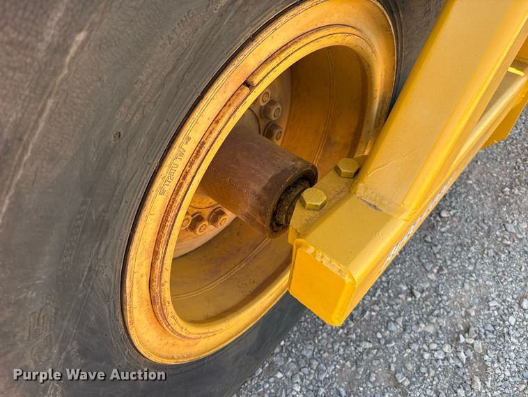 image for item FC4374 John Deere 1810E scraper