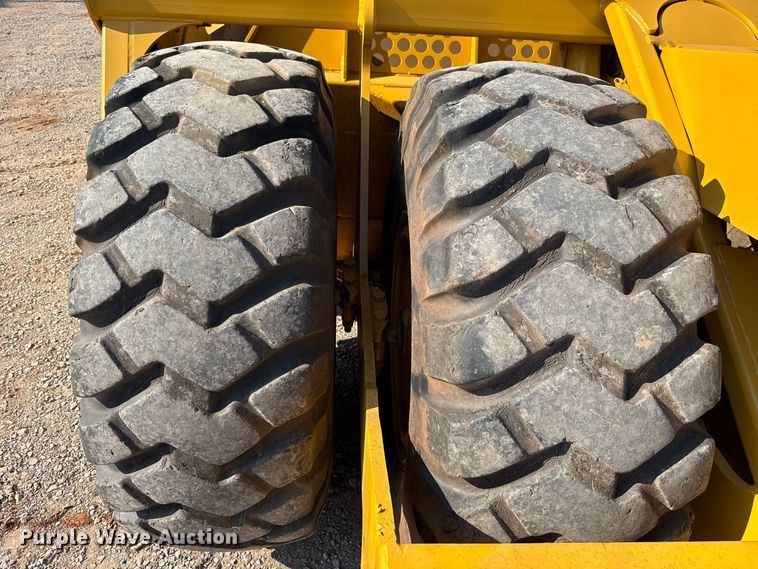 image for item FC4374 John Deere 1810E scraper