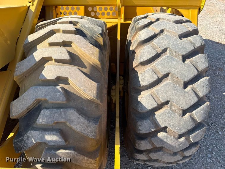 image for item FC4374 John Deere 1810E scraper