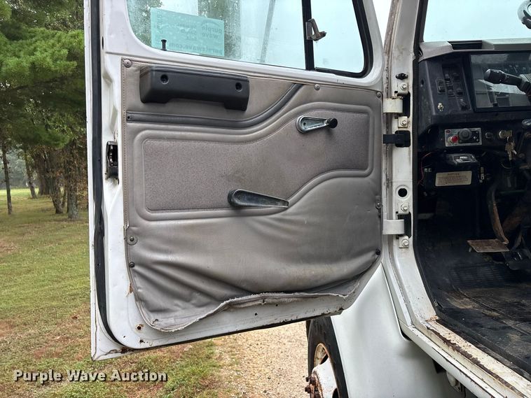 image for item FG0705 1997 International 8100 reel truck