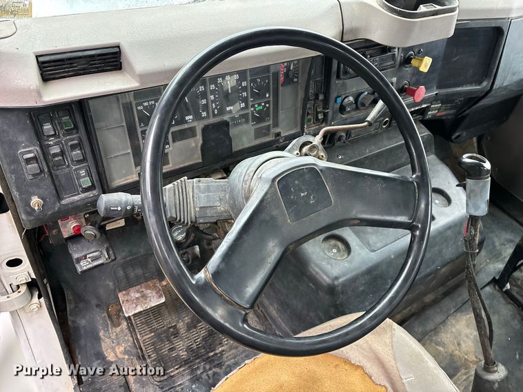 image for item FG0705 1997 International 8100 reel truck