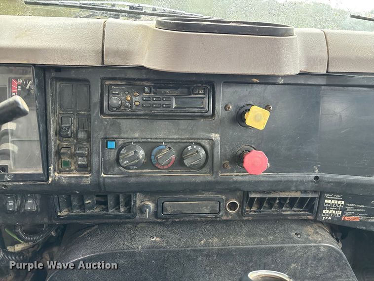 image for item FG0705 1997 International 8100 reel truck