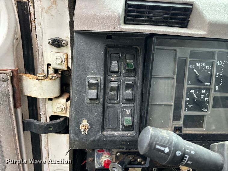 image for item FG0705 1997 International 8100 reel truck
