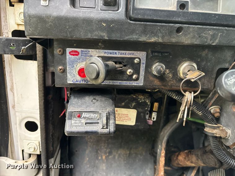 image for item FG0705 1997 International 8100 reel truck