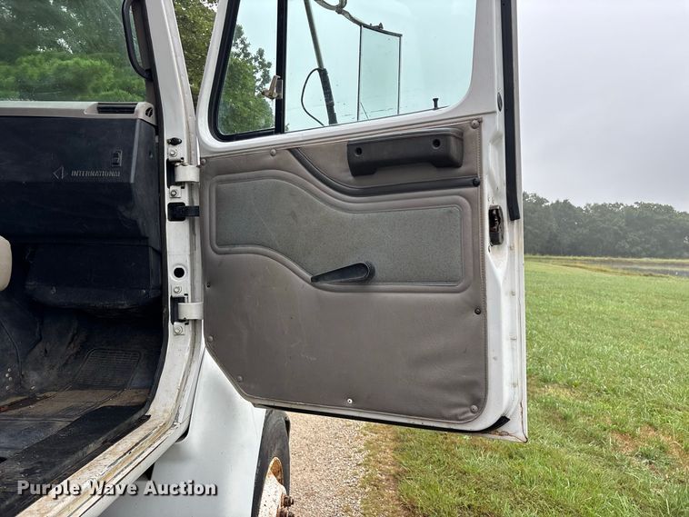 image for item FG0705 1997 International 8100 reel truck