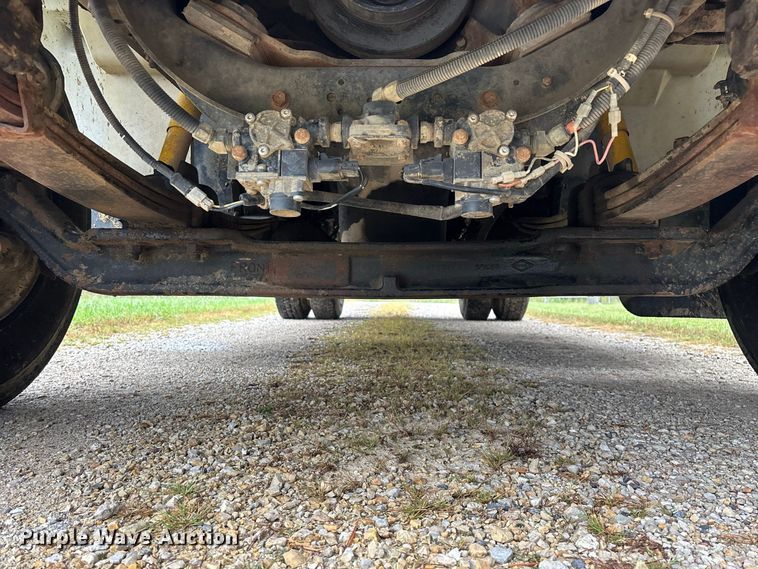 image for item FG0705 1997 International 8100 reel truck