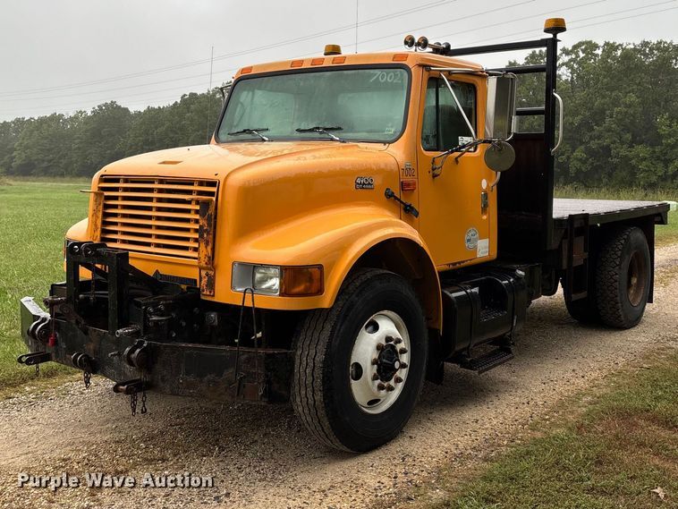 2002 International 4900 flatbed truck