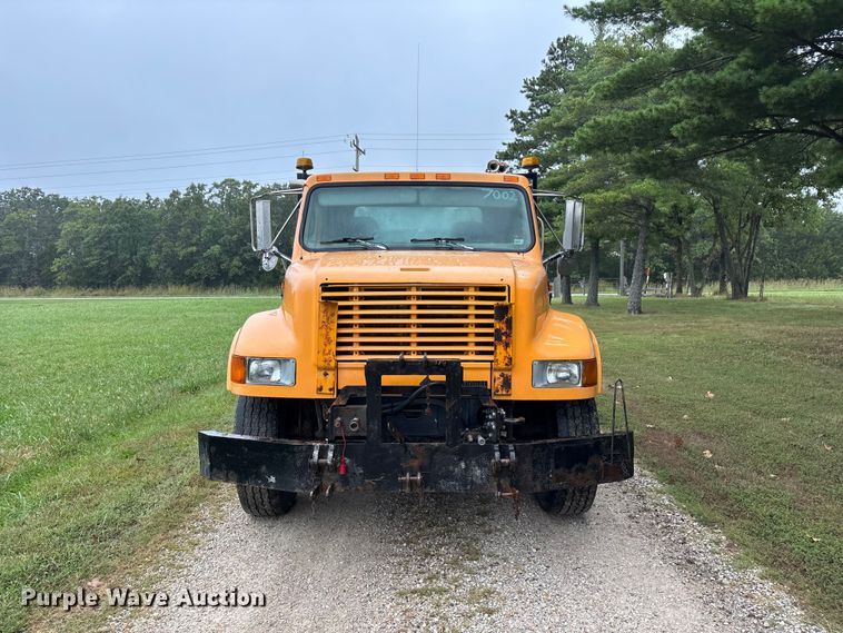 image for item FG0706 2002 International 4900 flatbed truck