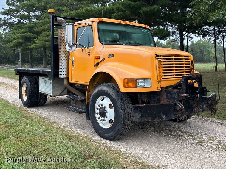 image for item FG0706 2002 International 4900 flatbed truck