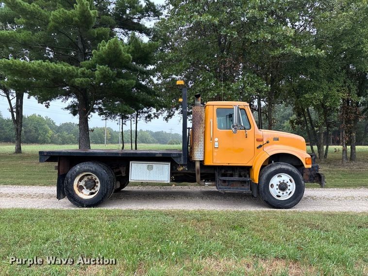 image for item FG0706 2002 International 4900 flatbed truck